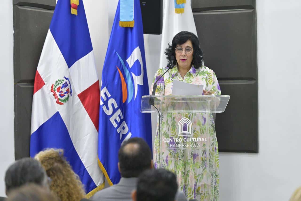 Margarita González Auffant spricht während der Amtseinführung zum Publikum.