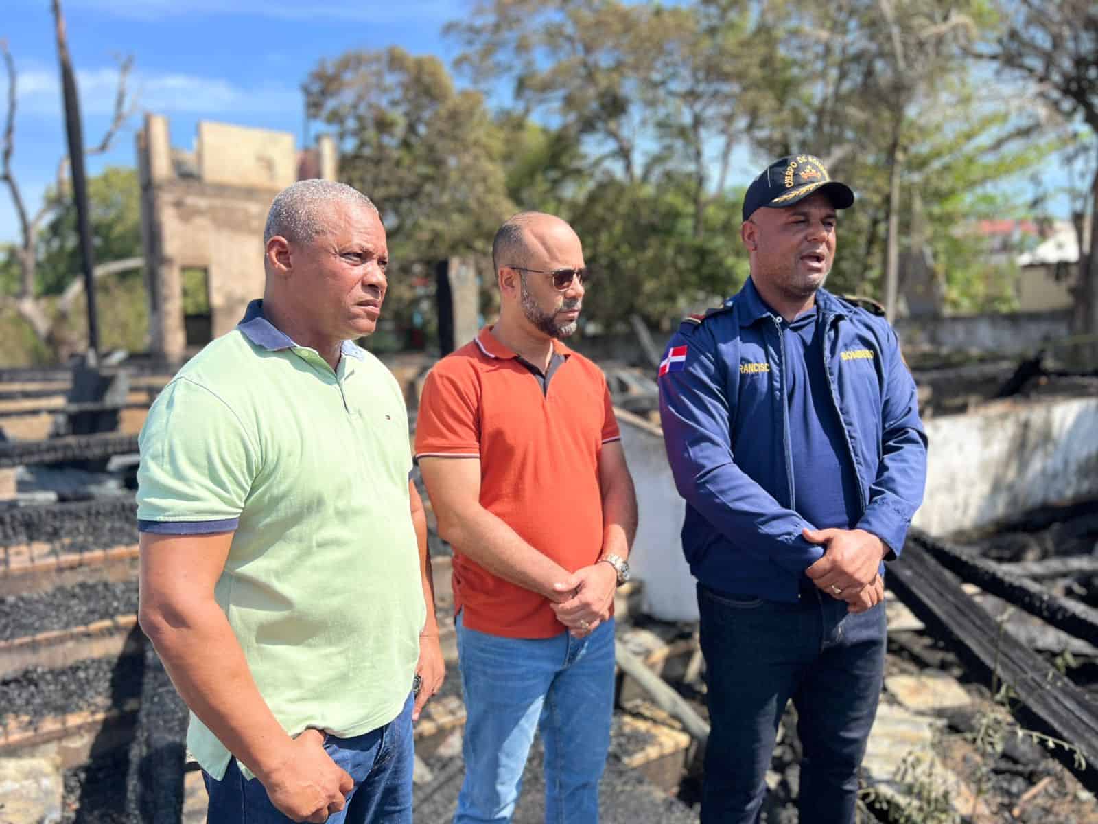 Miembros del Departamento de Investigaciones Criminales (Dicrim) y otras autoridades, realiza levantamientos en la zona.