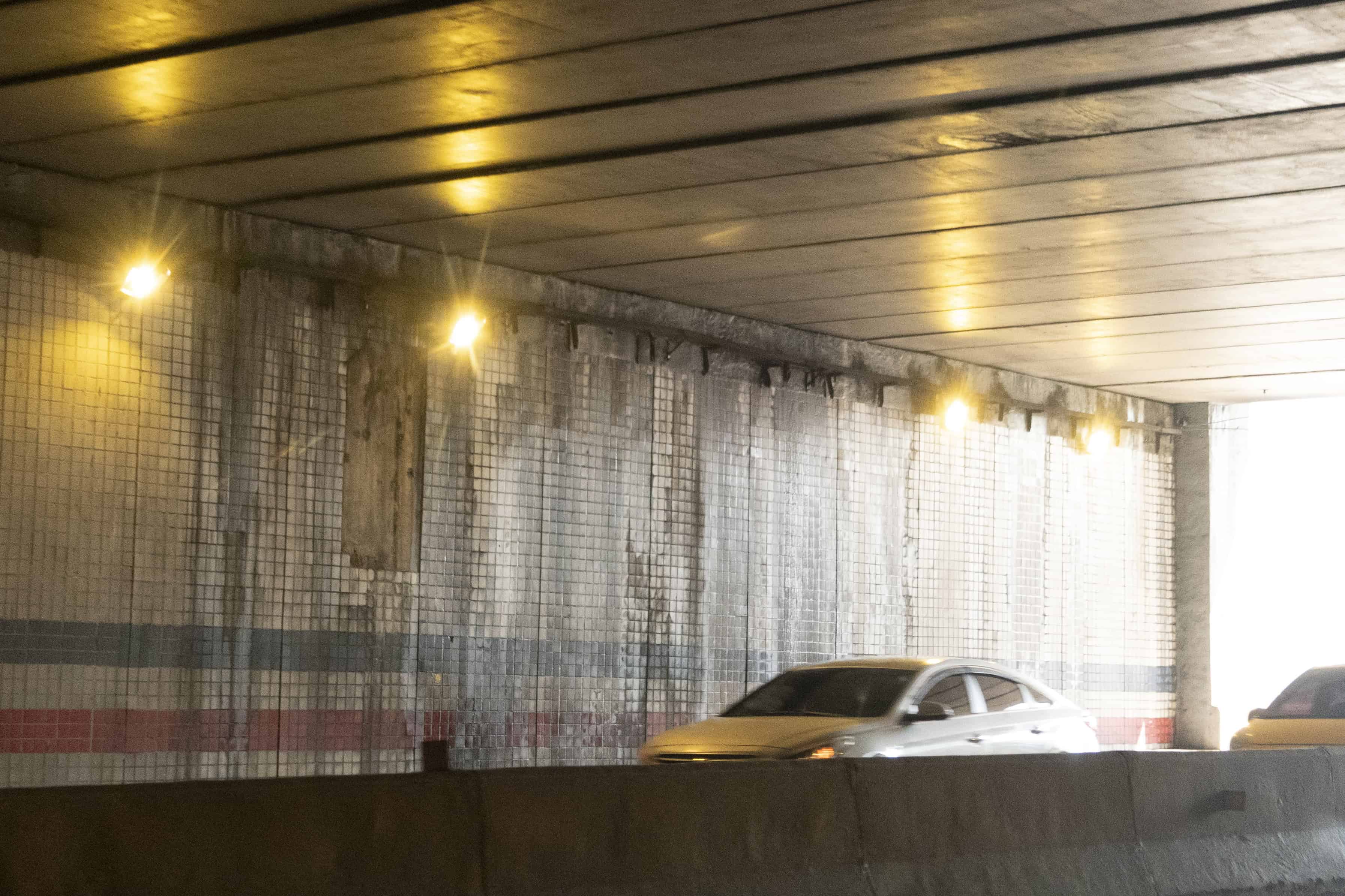 Tambien por las paredes del paso a desnivel de la avenida John F. Kennedy con Máxmo Gómez tiene filtraciones por las paredes.