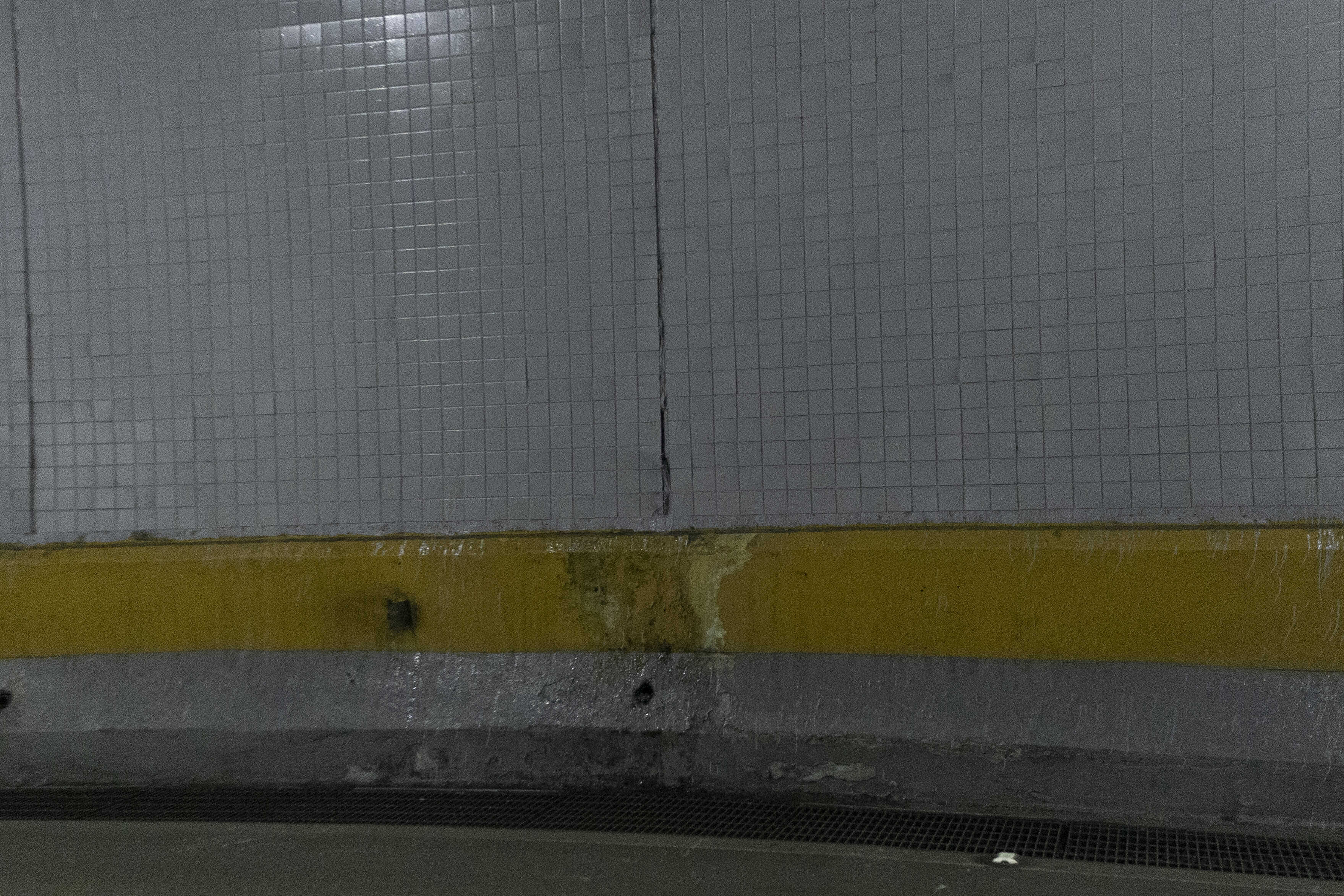 El túnel de Las America se inundó el pasado viernes. Desde hace años que por los laterales hay escorrentia permanete.