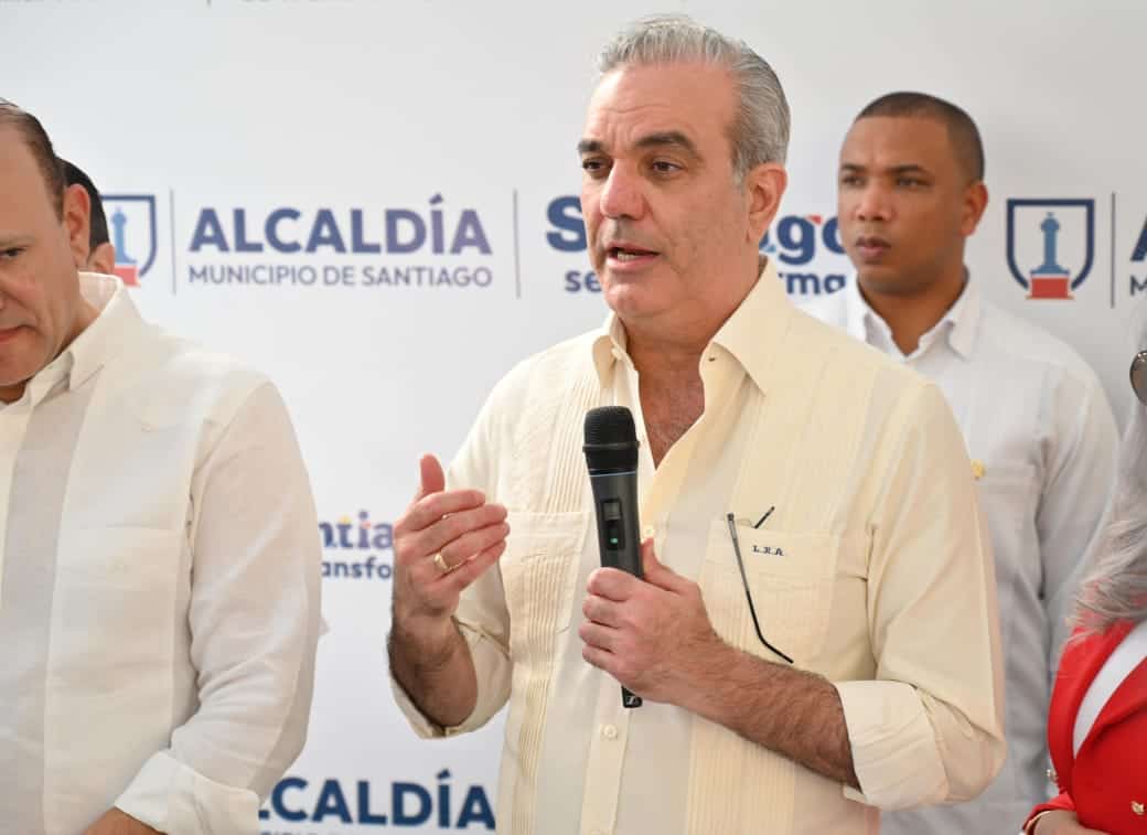 El presidente Luis Abinader habla en el acto. 