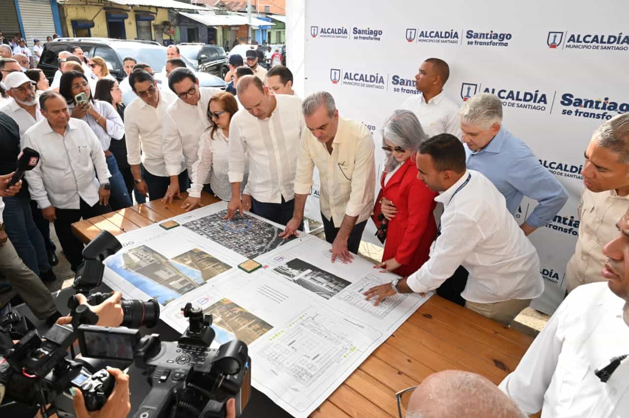 El presidente Luis Abinader observa el diseño de la obra junto al alcalde de Santiago, Ulises Rodríguez y otros funcionarios.