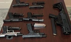 Apresan grupo de 10 personas con armas y chalecos antibalas en una cabaña en Villa González