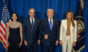 Donald y Melania Trump repiten la misma pose con Abinader, Saint-Cyr, Mulino y el rey Felipe VI