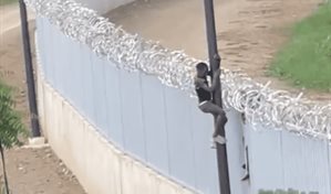 Sin dificultad: dos haitianos cruzan la verja fronteriza en La Mara de Dajabón