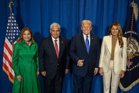 El presidente de Panamá, José Raúl Mulino, y su esposa, Maricel Cohen de Mulino, junto a la pareja presidencial de Estados Unidos, Donald y Melania Trump.<br>