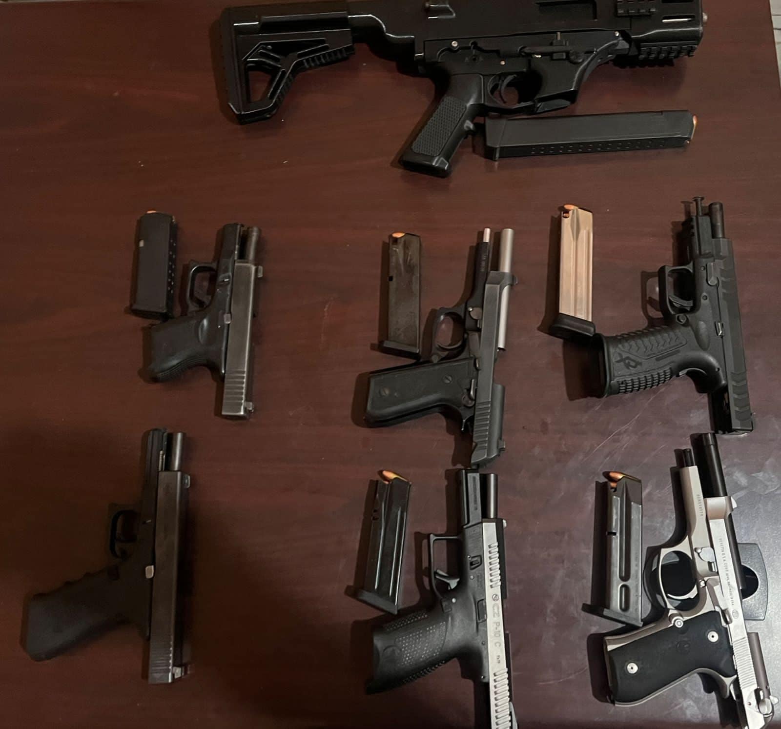 Parte de lo decomisado durante operativo policial en Villa González.