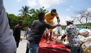Refidomsa entrega alimentos a familias afectadas por las lluvias en Azua