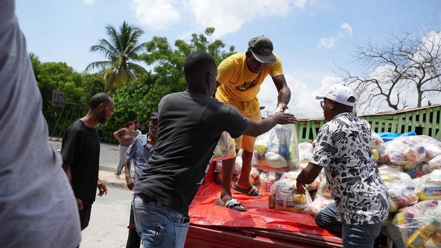 Refidomsa entrega alimentos a familias afectadas por las lluvias en Azua