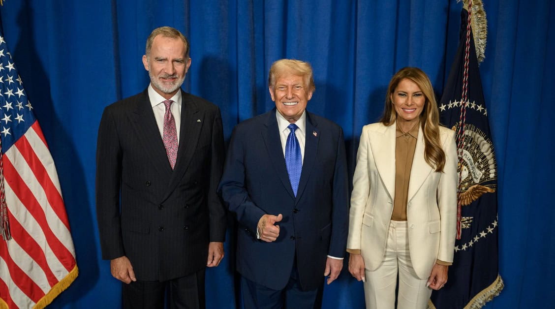 El rey Felipe VI de España junto a la pareja presidencial estadounidense Donald y Melania Trump en Nueva York. 