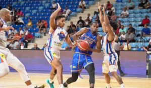 Mauricio Báez camina al ritmo de la danza de "Los Suero" para vencer a Los Prados en el TBS Distrito