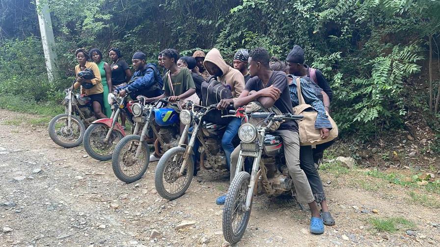 Atrapan a cinco motoristas dominicanos con 18 haitianos indocumentados en Dajabón