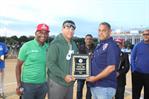 Bartolo Colón participa en apertura de torneo de softbol en Nueva York
