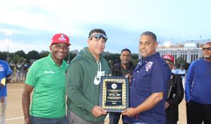 Bartolo Colón participa en apertura de torneo de softbol en Nueva York