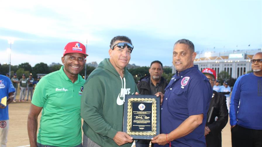 Bartolo Colón participa en apertura de torneo de softbol en Nueva York