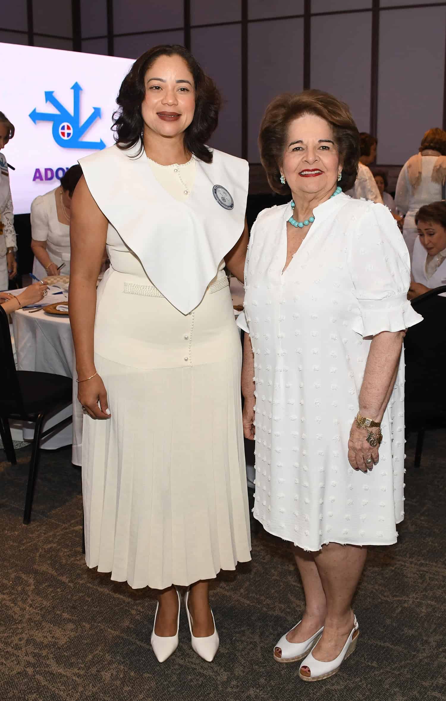 Ingrid Castro de Guzmán y Gloria de Selman.