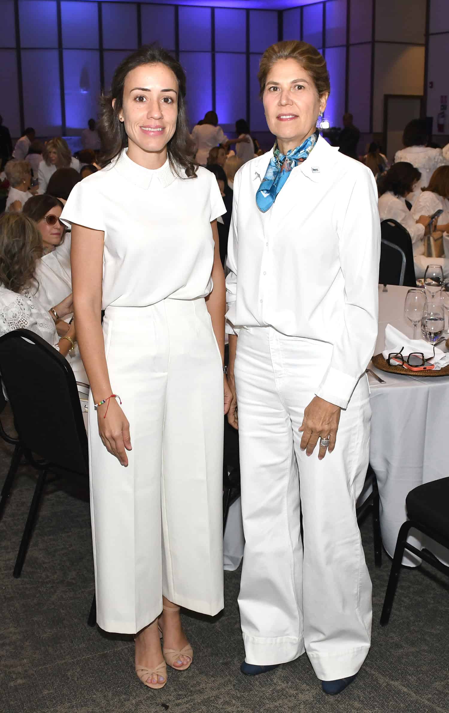 Paola Checo y Chabela León de Bisonó.