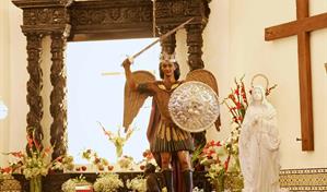 Entre rezos, altares y ofrendas, devotos conmemoran el Día de San Miguel