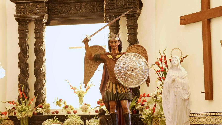 Entre rezos, altares y ofrendas, devotos conmemoran el Día de San Miguel Entre rezos, altares y ofrendas, devotos conmemoran el Día de San Miguel