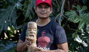 Paul Gómez: el artesano nicaragüense que transforma la madera del mar en arte y memoria