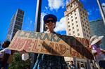 Activistas protestan contra la biblioteca de Trump en Miami, por considerarla un insulto