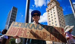 Activistas protestan contra la biblioteca de Trump en Miami, por considerarla un insulto