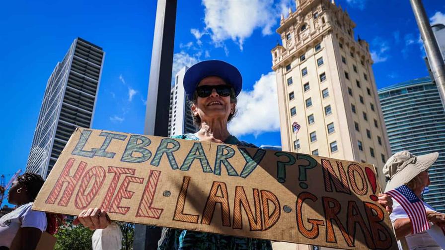 Activistas protestan contra la biblioteca de Trump en Miami, por considerarla un insulto