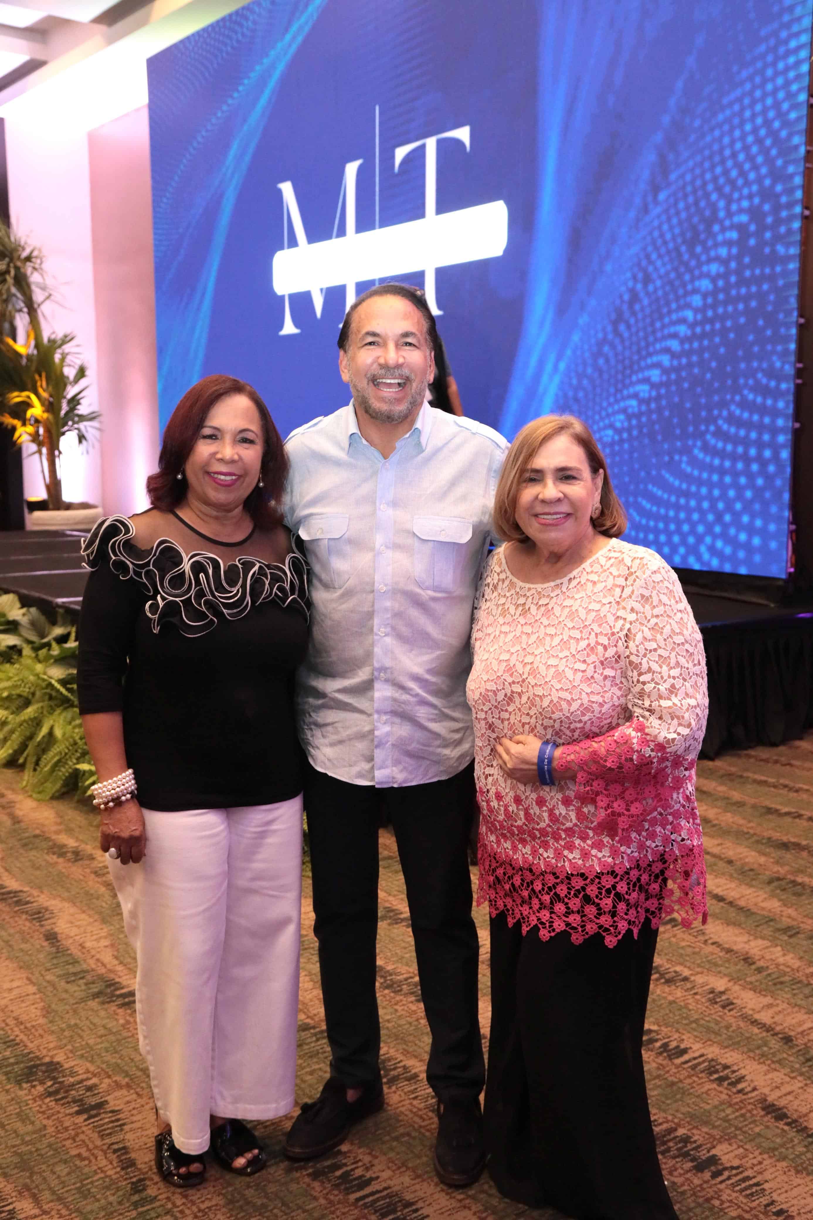 Zoila Puello, Vladimir Lendof y Mirna Pimentel.