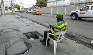 Aceras deterioradas y aguas pestilentes afectan a residentes de Villa Juana