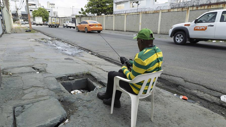 Aceras deterioradas y aguas pestilentes afectan a residentes de Villa Juana