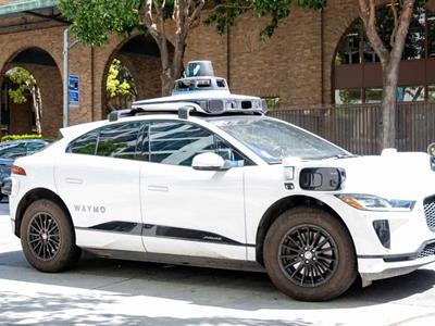 Policía de EEUU deja ir a robotaxi tras infracción por no tener chofer
