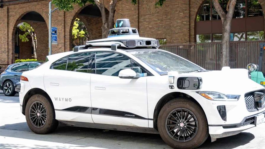 Policía de EE. UU. deja ir a robotaxi tras infracción por no tener chofer Policía de EE. UU. deja ir a robotaxi tras infracción por no tener chofer