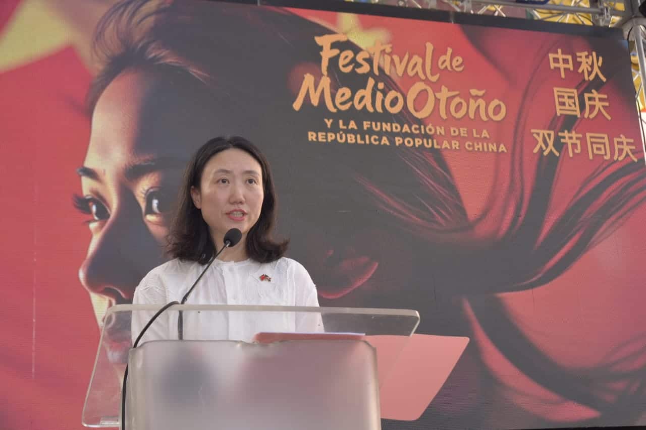 La consejera de la Embajada China en República Dominicana, Zhou Yiqi.