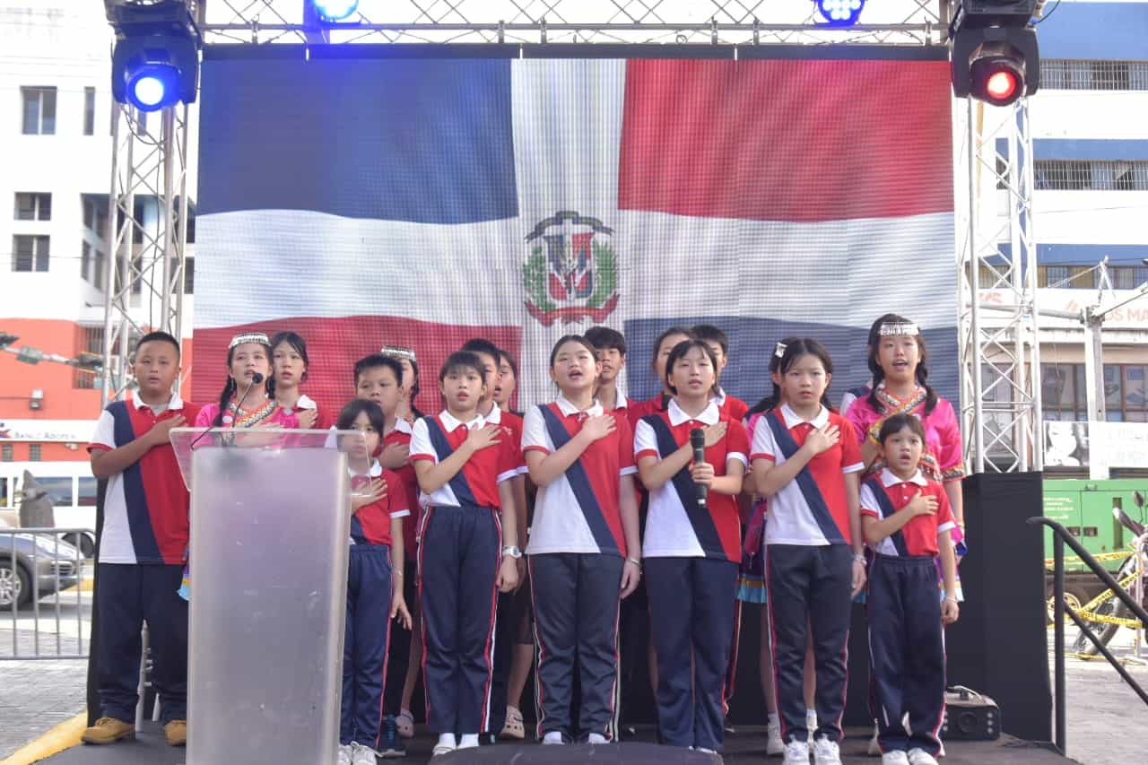 Los niños interpretaron el himno nacional dominicano y el himno nacional chino.