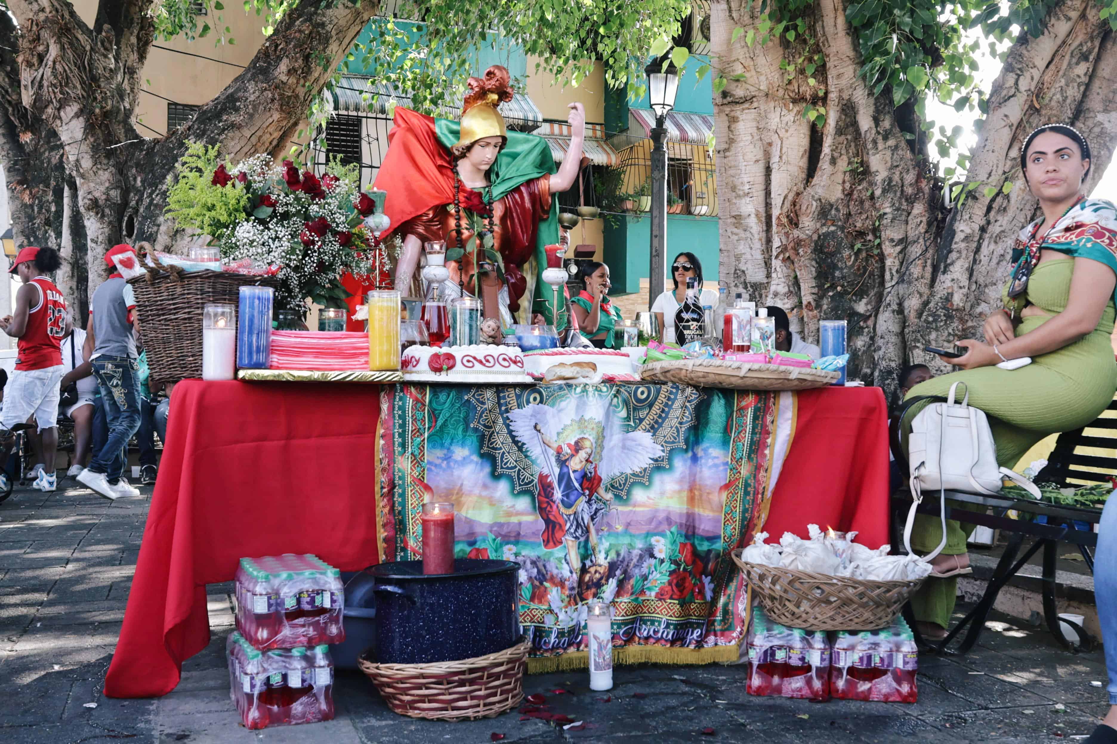 Altar levantado en el parque contiguo a la iglesia San Miguel, en la Ciudad Colonial.