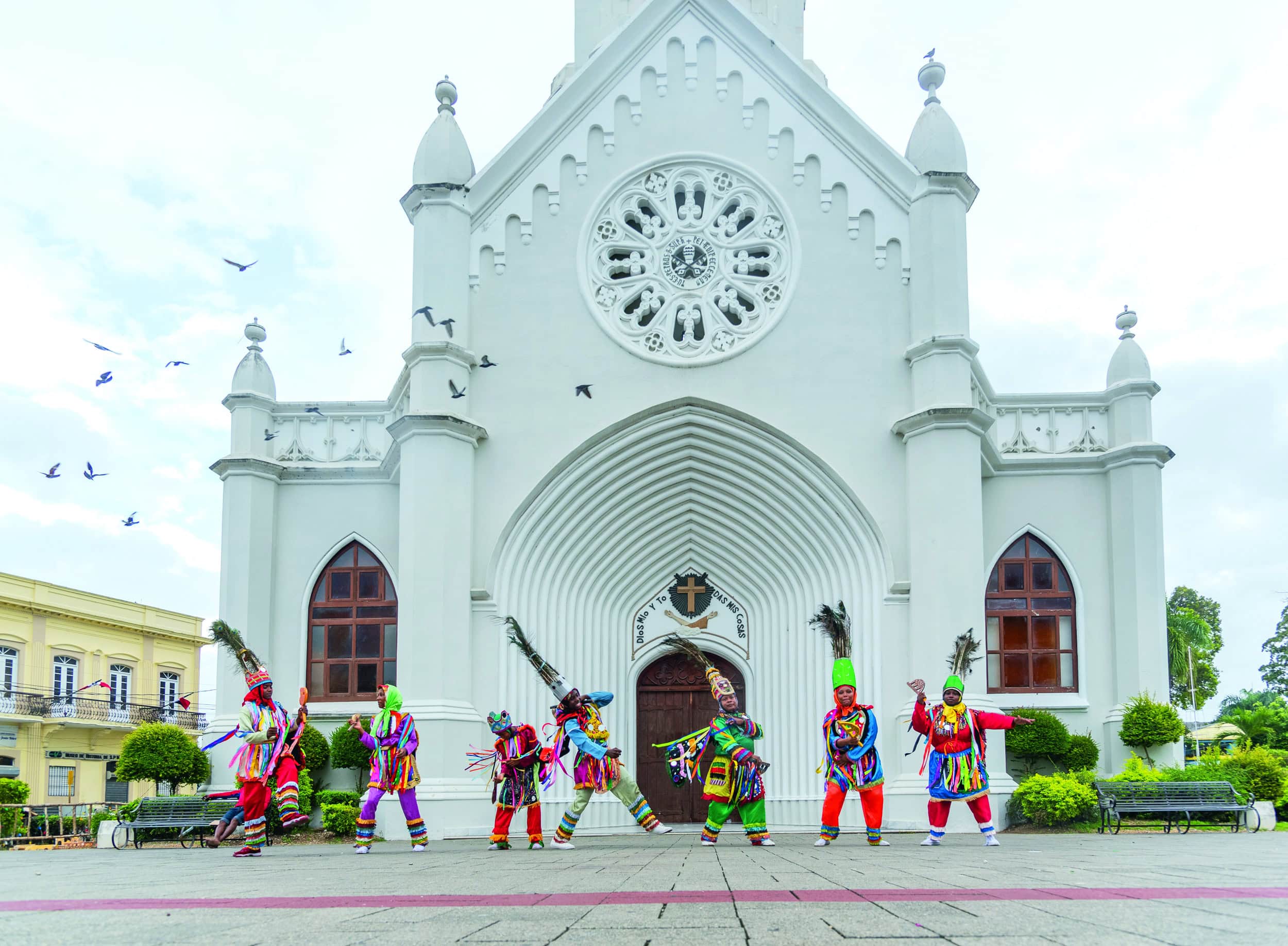 Guloyas frente a la catedral San Pedro Apóstol en San Pedro de Macorís el 25 de diciembre 2019.