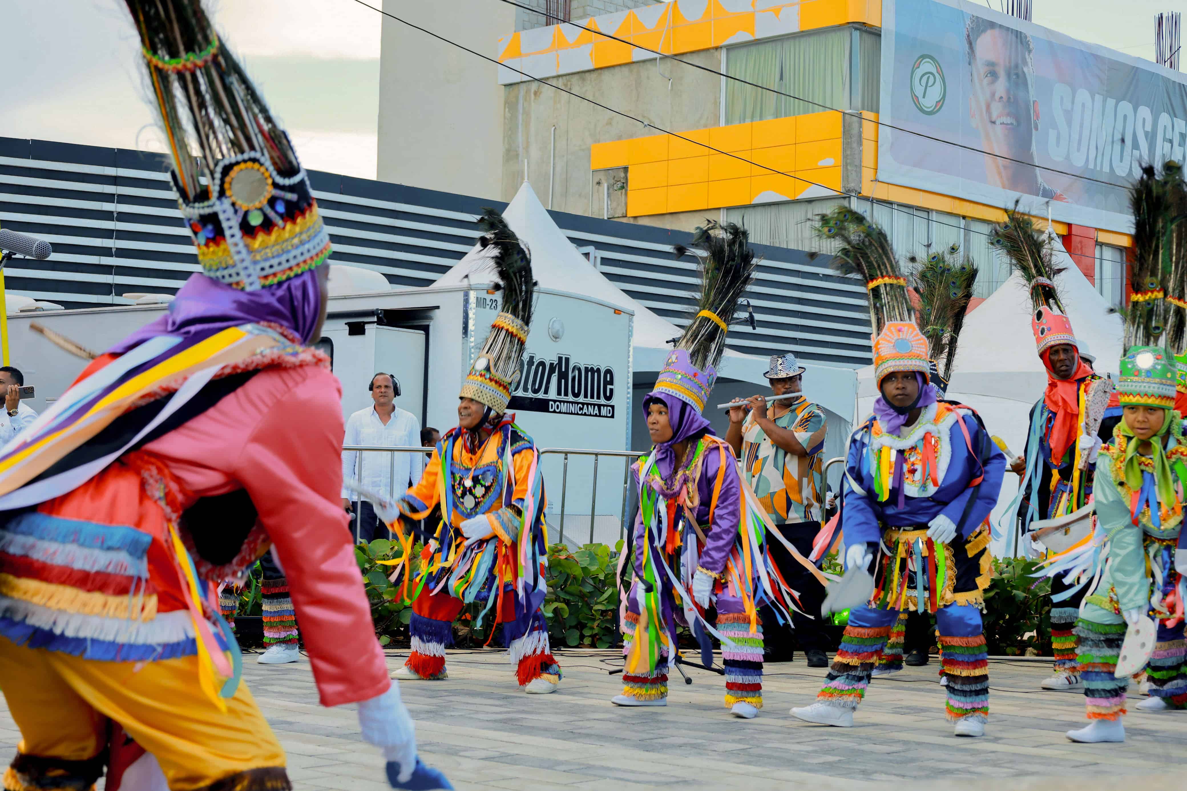 Los Guloyas se caracterizan por sus movimientos ágiles y vestuarios pintorescos con los que se dramatizan historias a través de la danza.