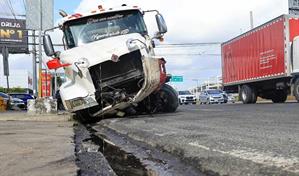 Al menos tres vehículos colisionan en la avenida Kennedy; autoridades investigan el hecho