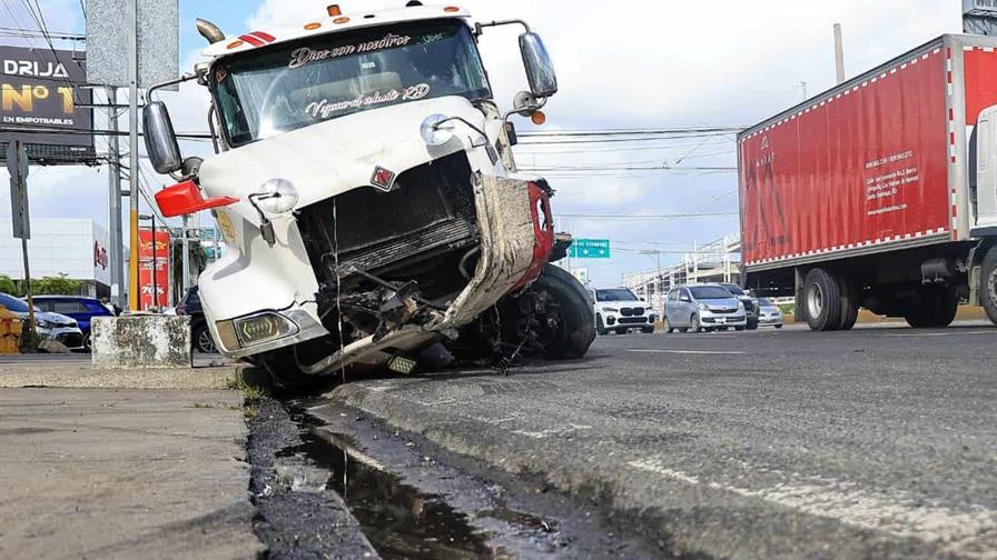 Al menos tres vehículos colisionan en la avenida Kennedy; autoridades investigan el hecho
