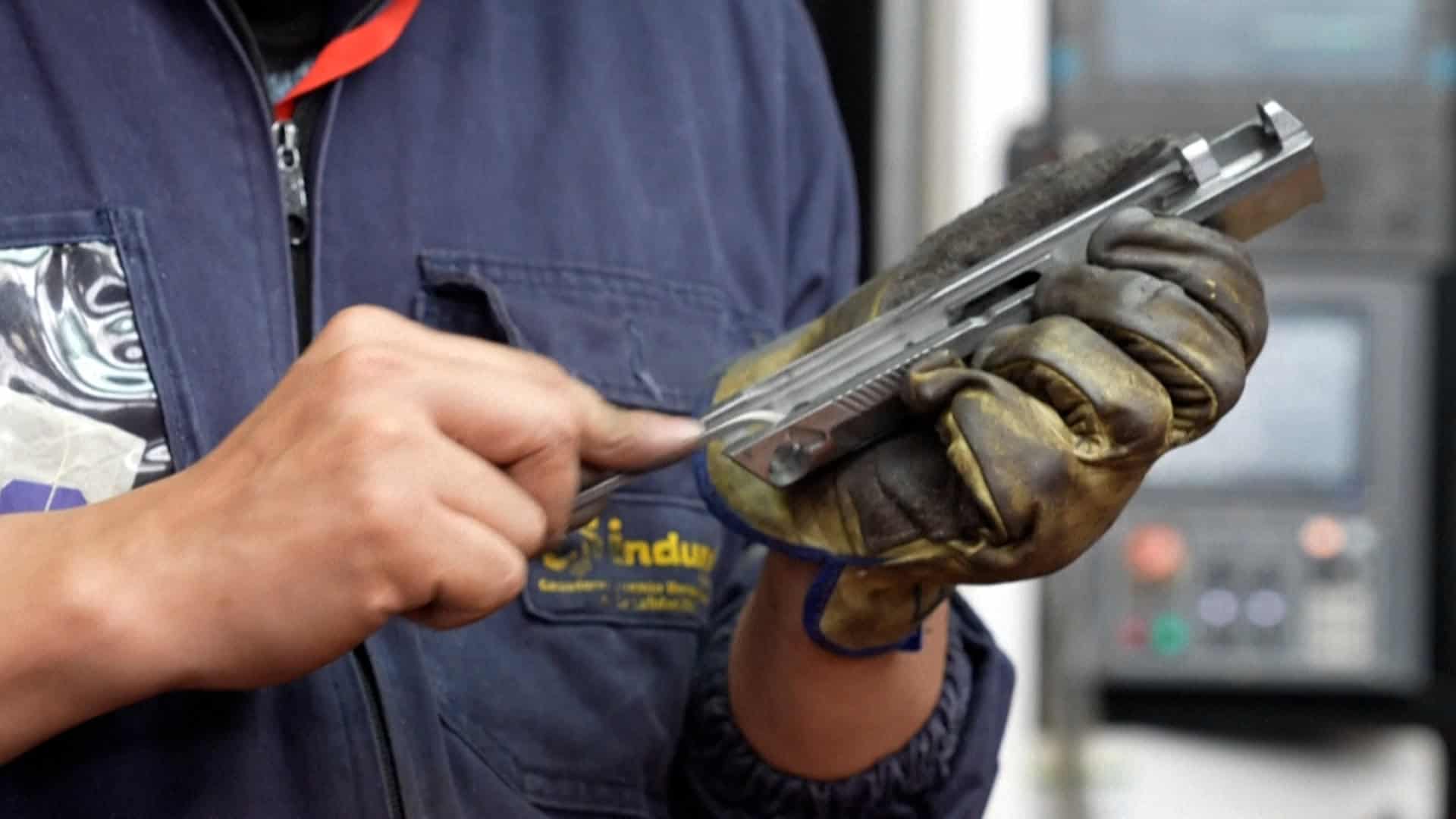 La estatal Industria Militar (Indumil) presentó la primera arma de combate fabricada en el país para reemplazar progresivamente los Galil, un fusil de componentes israelíes ensamblado en Colombia desde los años 90.