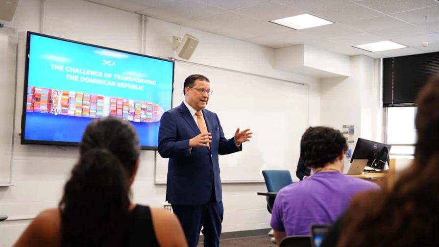 Sanz Lovatón presenta la transformación logística del país en la Universidad George Washington