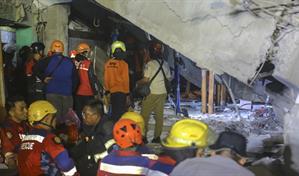 Al menos un fallecido y 99 rescatados tras el colapso de un internado en Indonesia