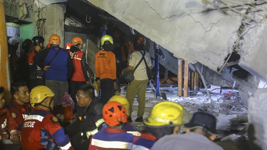 Al menos un fallecido y 99 rescatados tras el colapso de un internado en Indonesia