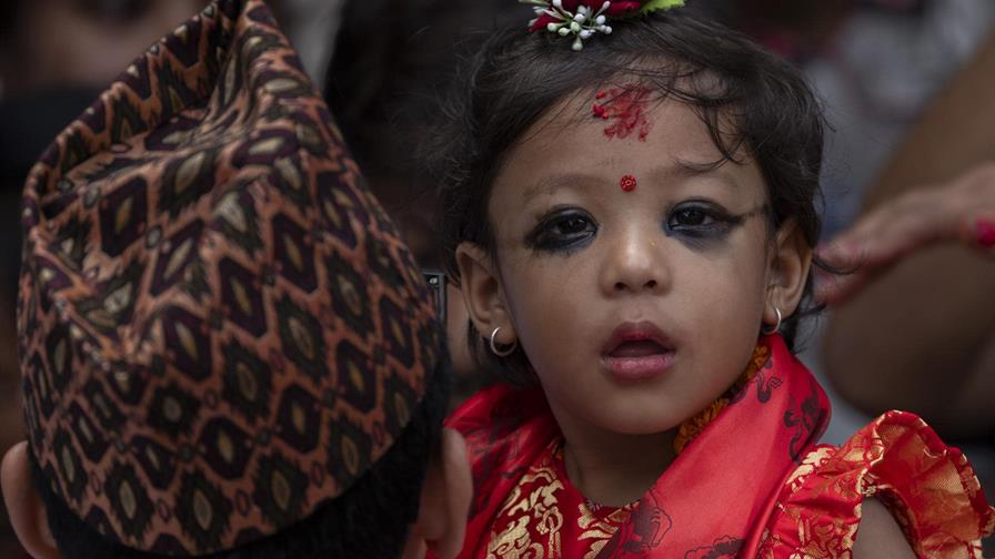 Una niña de dos años es entronizada como la nueva diosa viviente de Nepal