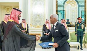 Andy Rodríguez Durán entrega cartas credenciales al príncipe de Arabia Saudita