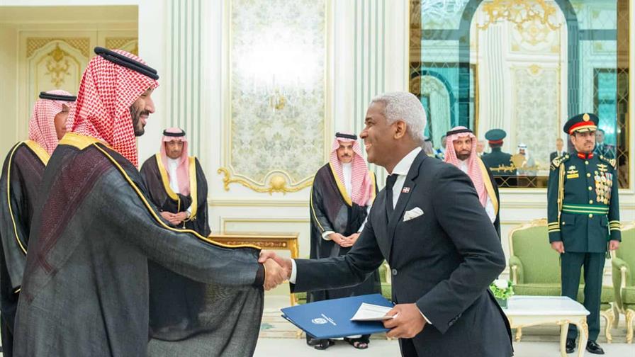 Andy Rodríguez Durán entrega cartas credenciales al príncipe de Arabia Saudita