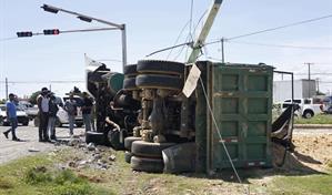 Se le fueron los frenos: camión se vuelca en la avenida Ecológica
