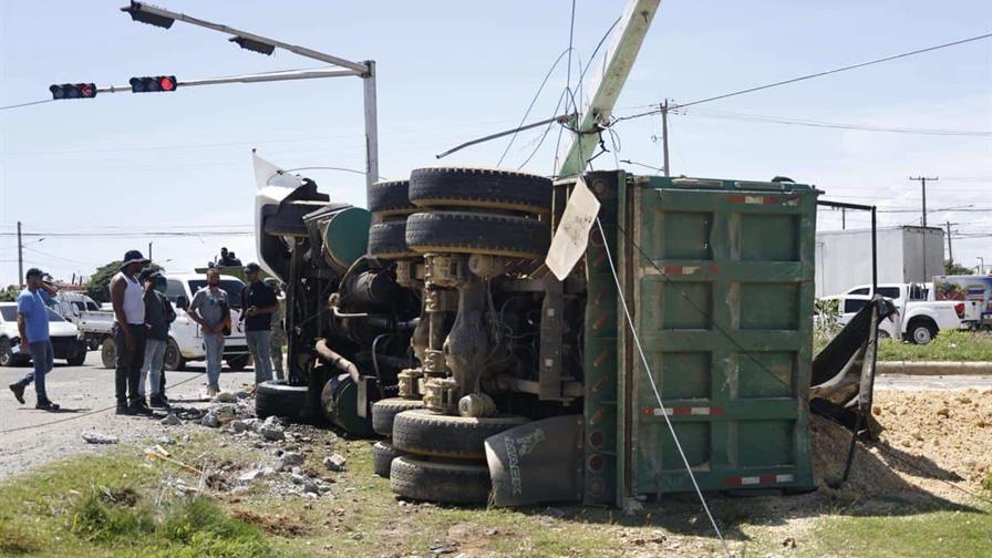 Se le fueron los frenos: camión se vuelca en la avenida Ecológica