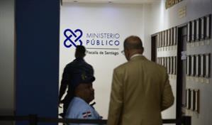 Agentes implicados en muerte de cinco hombres en Santiago siguen detenidos a la espera de audiencia