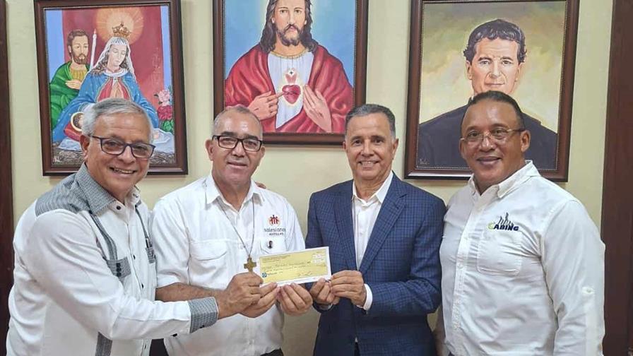 Exseminaristas entregan aporte económico a los salesianos